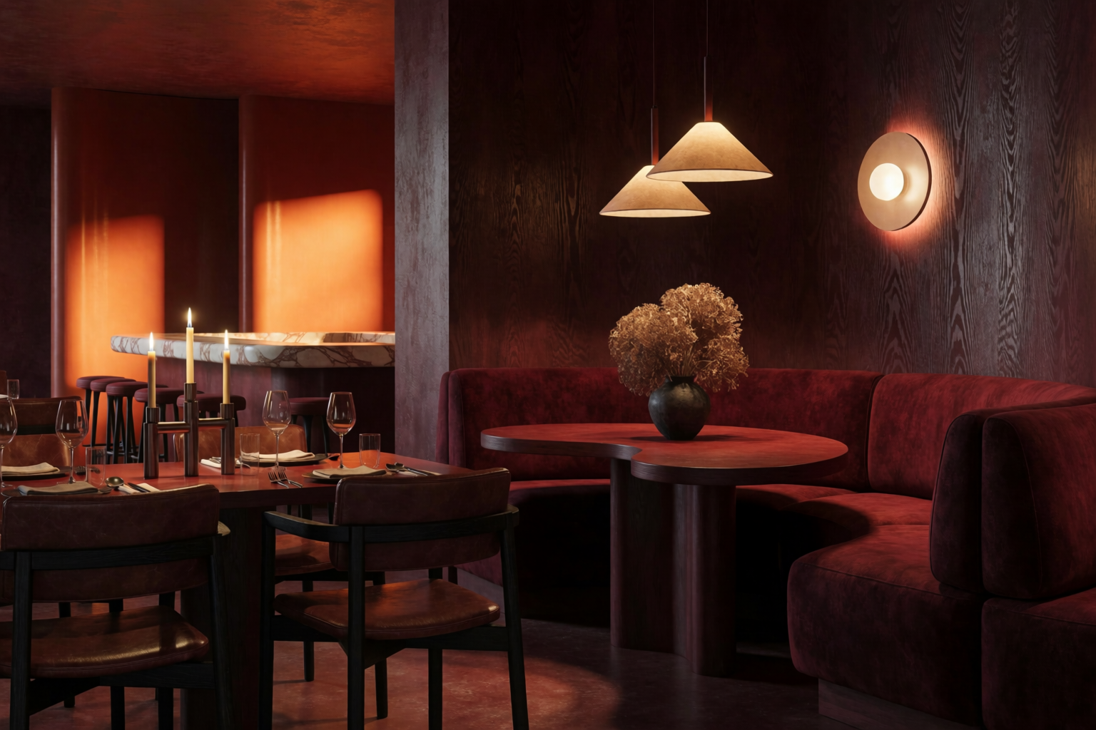 Ristorante contemporaneo dall'atmosfera intensa con banquette color sangue di bue e pareti in legno scuro