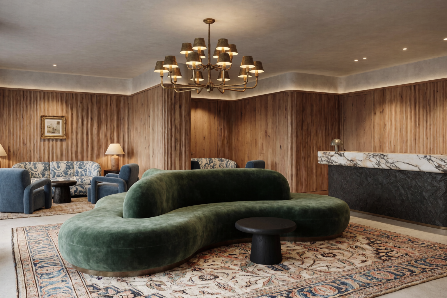 Hall di hotel boutique con divano scultoreo in velluto verde e lampadario in ottone