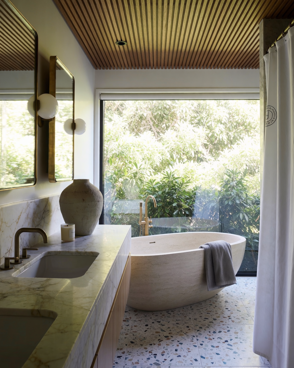 Bagno di lusso con vasca in pietra freestanding e soffitto in legno a doghe